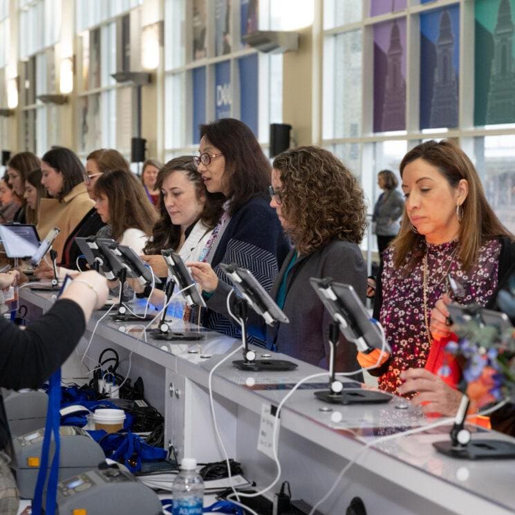 women registering slc44